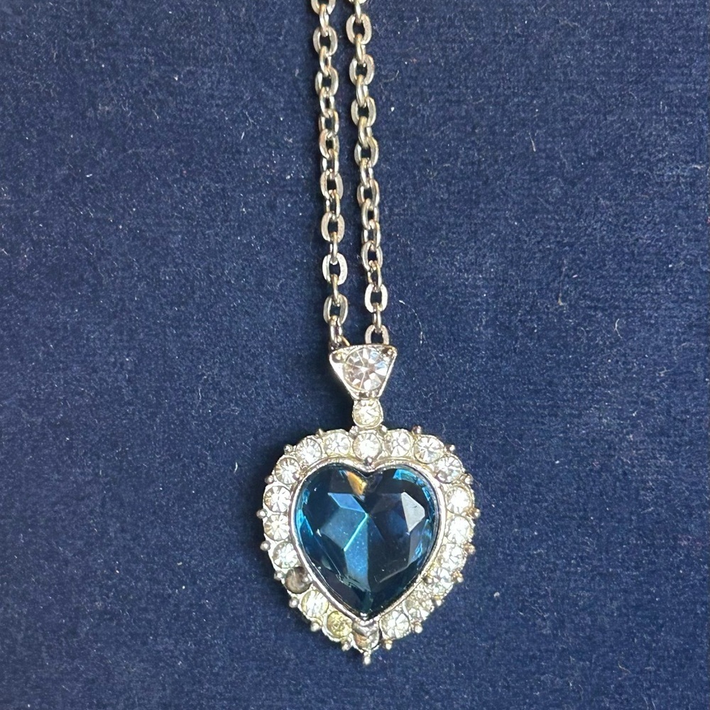 Royal Blue Heart Rhinestone Pendant Necklace Silver Tone Chain Vintage Necklace - Picture 3 of 14